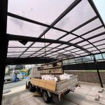 加古川市で雹被害を受けたカーポートやサイクルポートのポリカーボネート屋根にできた穴を修繕する工事。